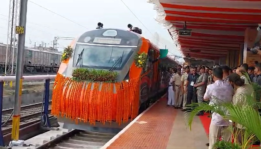 पुणे हुबळी, कोल्हापूर पुणे, नागपूर सिकंदराबाद वंदे भारत एक्सप्रेसचं पंतप्रधानांच्या हस्ते दूरस्थ माध्यमातून लोकार्पण