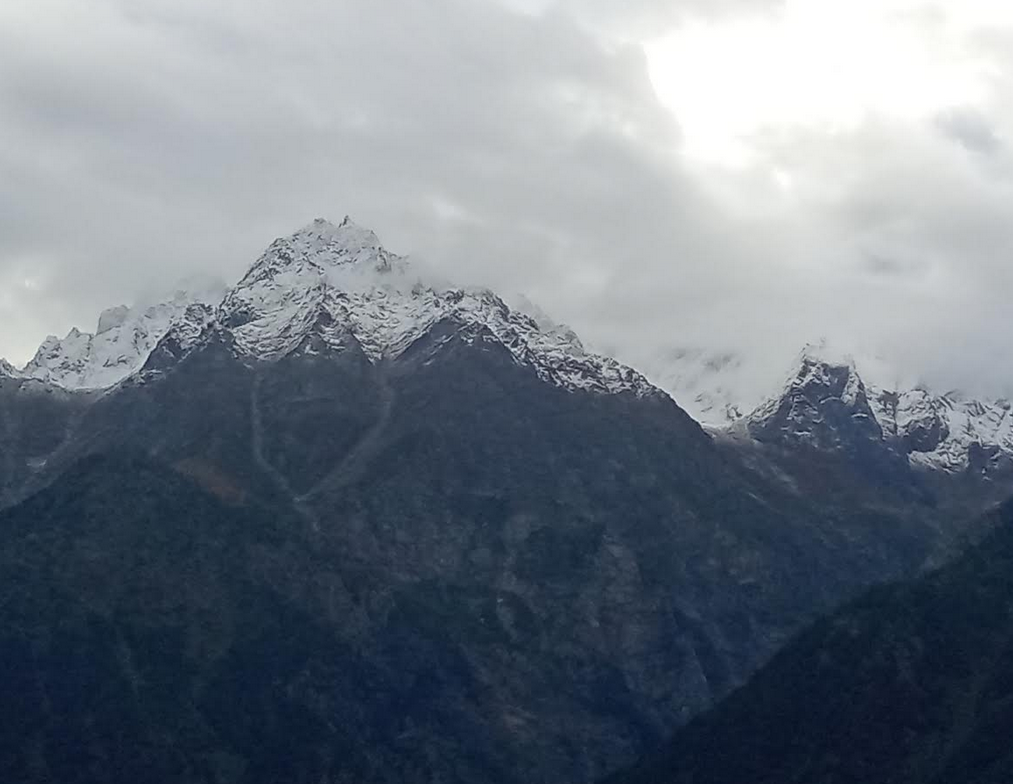 हिमाचल प्रदेश: बारिश के बाद किन्नौर जिले में ऊंची चोटियों पर ताजा हिमपात होने से तापमान में भारी गिरावट