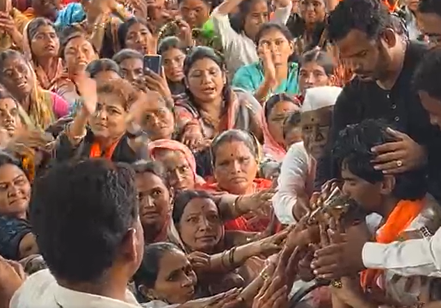 आरक्षणाच्या मागणीसाठीचं मनोज जरांगे पाटील यांचं उपोषण स्थगित, ओबीसी उपोषणकर्त्यांचंही उपोषण मागे