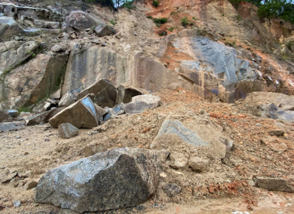 इंडोनेशिया के सुमात्रा प्रांत में बिना लाइसेंस वाली सोने की खदान ढहने से 15 श्रमिकों की मौत