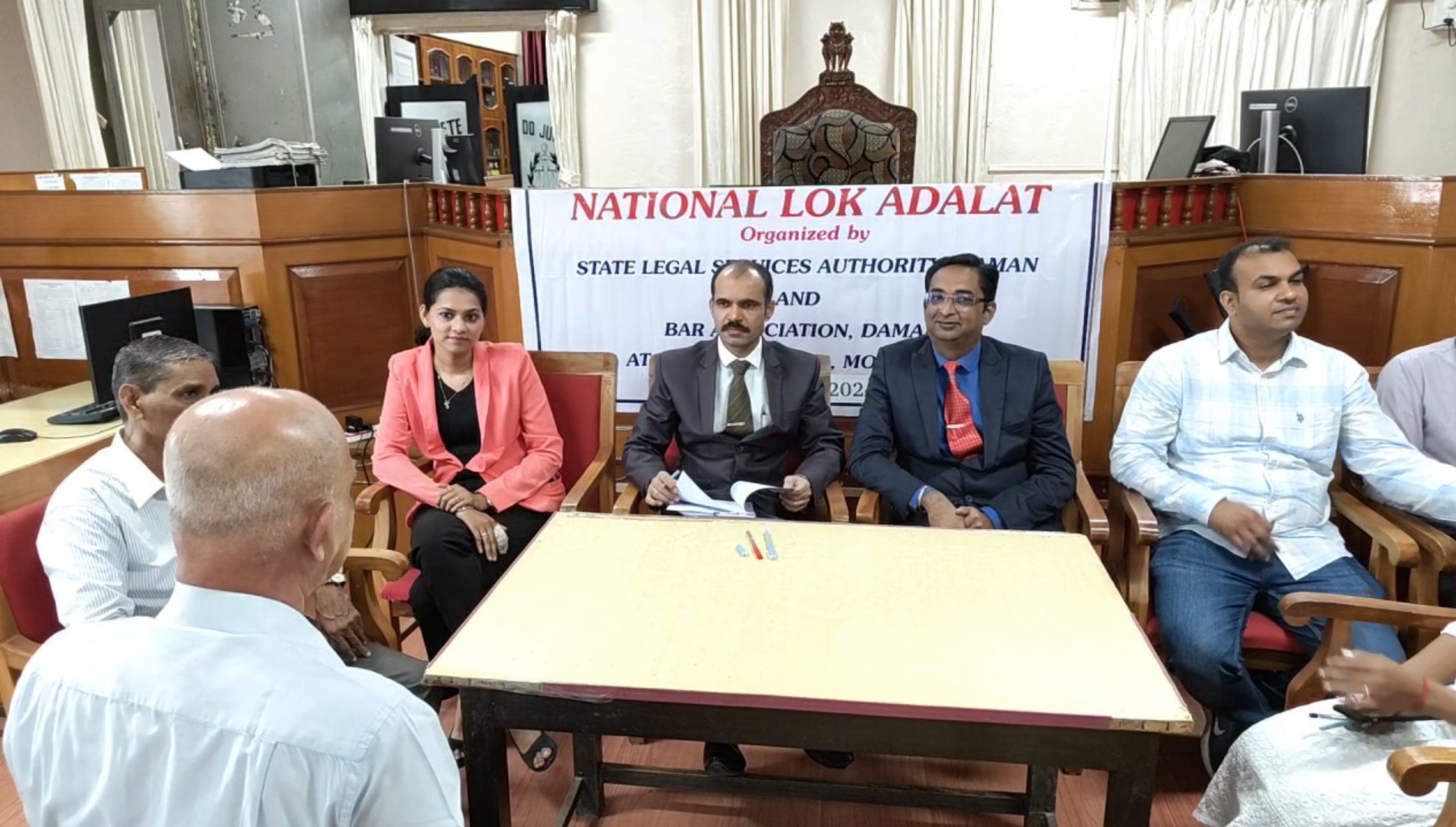 કેન્દ્ર શાસિત પ્રદેશ દમણ અને દીવમાં કાનૂની સેવા સત્તા મંડળ દમણ અને દમણ બાર એસોસિએશન દ્વારા દમણ કોર્ટ પરિસરમાં રાષ્ટ્રીય લોક અદાલતનું આયોજન કરવામાં આવ્યું