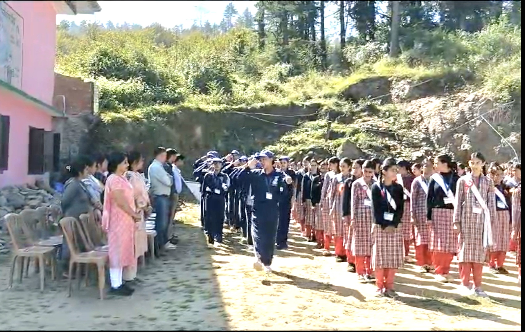 राष्ट्रपिता महात्मा गांधी और स्वामी विवेकानंद को पुष्पांजलि अर्पित कर किया याद