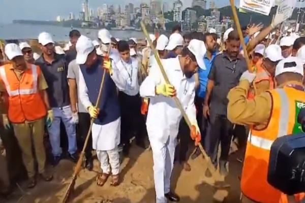 Maharashtra CM participated in Swachhata hi Seva