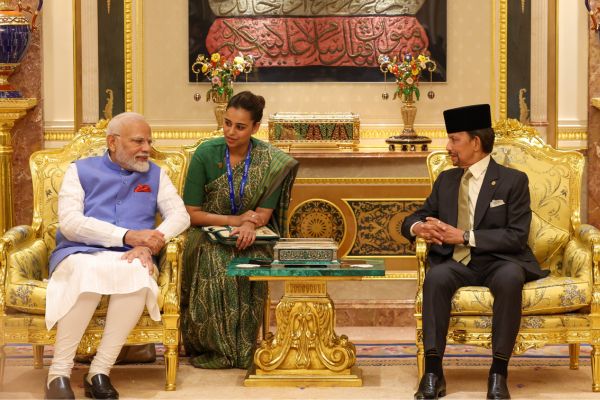 प्रधानमंत्री नरेंद्र मोदी ने ब्रुनेई के सुल्तान हाजी हसनल बोल्किया के साथ बातचीत की