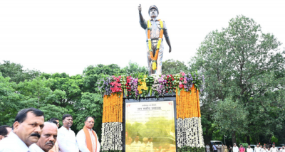 छत्तीसगढ़ के मुख्यमंत्री विष्णुदेव साय ने राष्ट्रीय वन शहीद दिवस के अवसर पर रायपुर स्थित राजीव स्मृति वन पहुंचकर वन शहीदों को श्रद्धांजलि दी