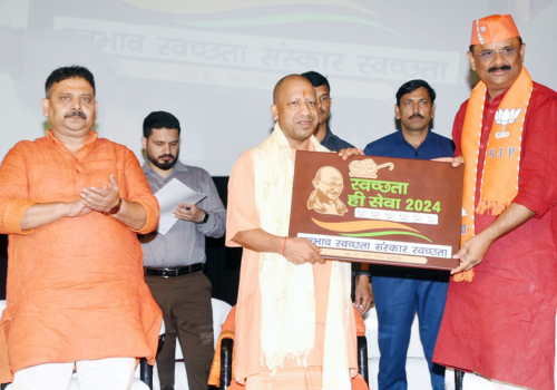 मुख्यमंत्री योगी आदित्यनाथ ने वाराणसी में स्वच्छता ही सेवा कार्यक्रम का शुभारंभ किया