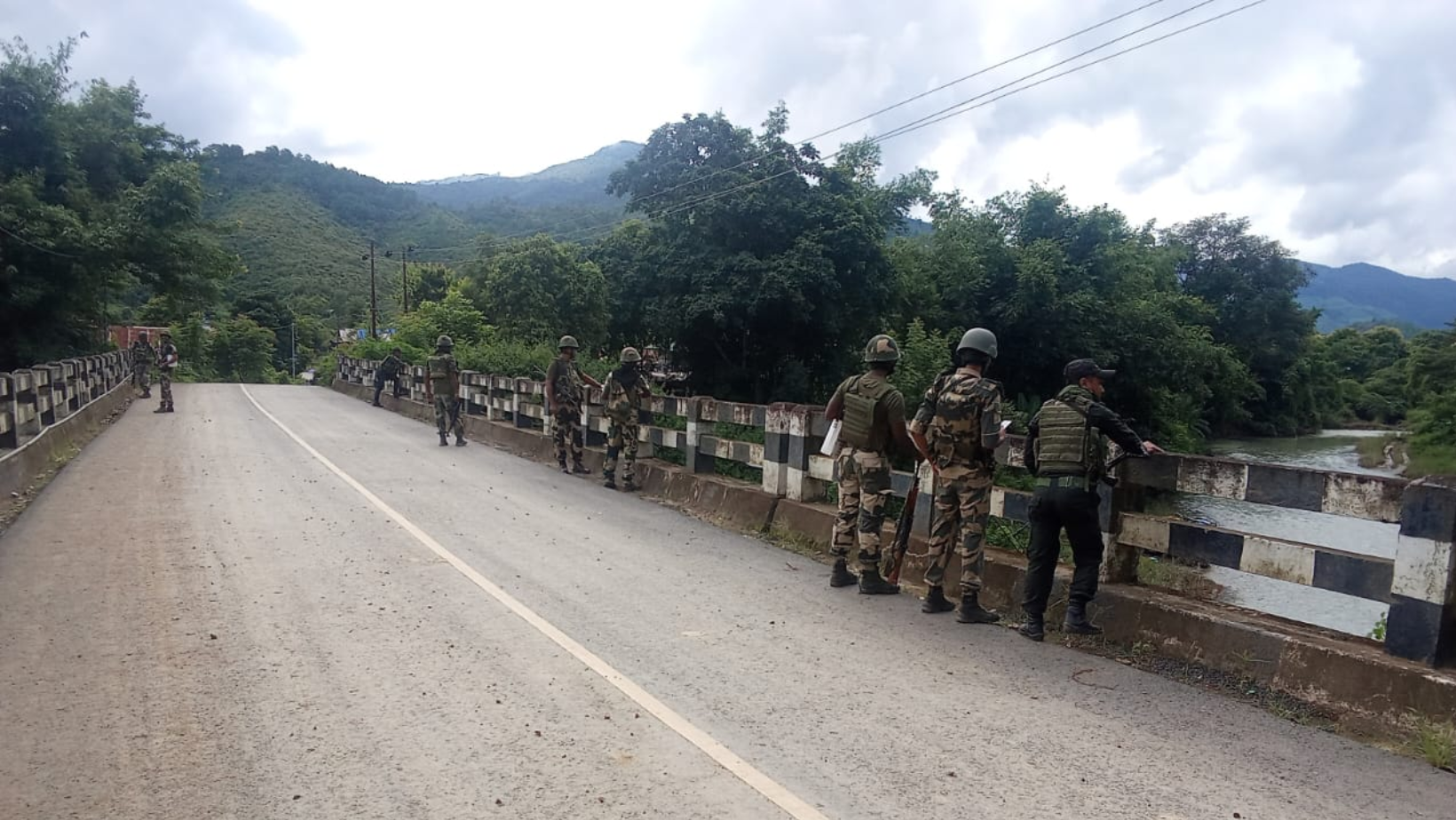 মণিপুরে, আজ সকাল থেকে  বিভিন্ন স্থানে দুষ্কৃতিদের গুলিতে  ছয়জন নিহত এবং অনেকে আহত হয়েছেন।