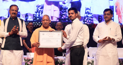 मुख्यमंत्री योगी आदित्यनाथ ने उत्तर प्रदेश अधीनस्थ सेवा चयन आयोग द्वारा चयनित 1334 अवर अभियंता, संगणक एवं फोरमैन को नियुक्ति पत्र वितरित किया