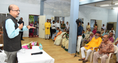 छत्तीसगढ़ के राज्यपाल रमेन डेका ने रायपुर के माना कैम्प स्थित राज्य सरकार द्वारा संचालित नये वृद्धाश्रम का अवलोकन किया