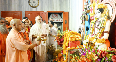 मुख्यमंत्री योगी आदित्यनाथ ने ब्रह्मलीन महंत दिग्विजयनाथ की 55वीं और महंत अवेद्यनाथ की 10वीं पुण्यतिथि पर गोरखनाथ मंदिर में सप्त दिवसीय पुण्यतिथि समारोह में हिस्सा लिया