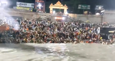 हरिद्वार में सोमवती अमावस्या पर गंगा स्नान के लिए उमड़ी श्रद्धालुओं की भीड