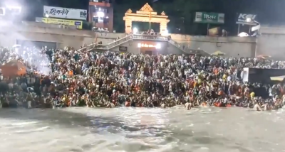 सोमवती अमावस्या पर हरिद्वार में लाखों श्रद्धालुओं ने गंगा में आस्था की डुबकी लगाई