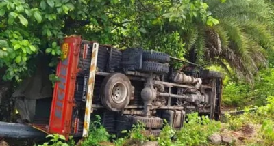 छत्तीसगढ़ : बस्तर जिले के बास्तानार घाट में सीआरपीएफ के जवानों को लेकर जा रही एक ट्रक अनियंत्रित होकर पलट गई