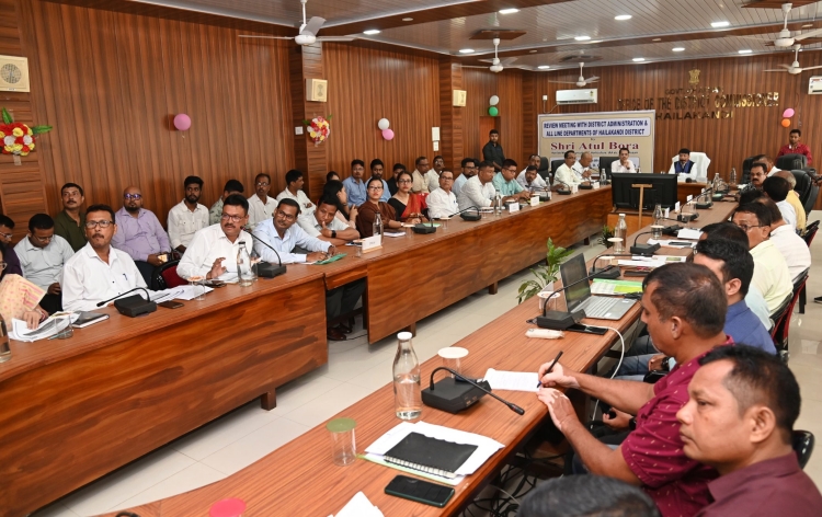 ৰাজ্য চৰকাৰৰ জনকল্যাণকামী আঁচনি আৰু প্রকল্পৰ ৰূপায়ণৰ গতি ত্বৰান্বিত কৰাৰ লক্ষ্যৰে জ্যেষ্ঠ বিষয়াৰ সৈতে মন্ত্ৰী অতুল বৰাৰ বৈঠক