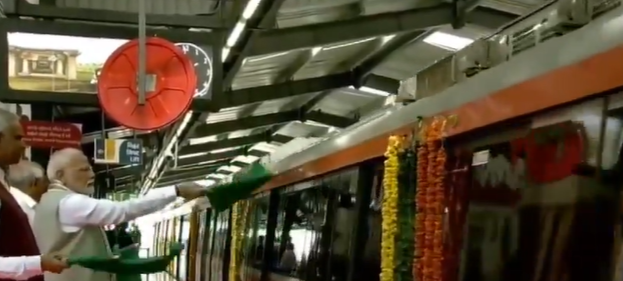 प्रधानमंत्री नरेंद्र मोदी ने गांधीनगर से अहमदाबाद-मेट्रो के दूसरे-चरण को झंडी दिखाकर रवाना किया