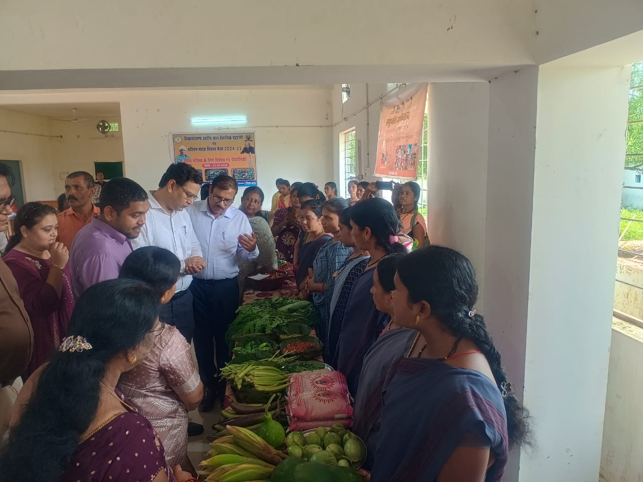 सचिव शोभित जैन ने बस्तर जिले के आकांक्षी विकासखंड तोकापाल में स्कूल, आंगनबाड़ी और स्वास्थ्य केन्द्र का निरीक्षण किया