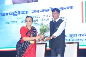 खेल और युवा मामलों के मंत्री डॉ. मनसुख मांडविया ने आज नई दिल्ली के जवाहरलाल नेहरू स्टेडियम में जिला युवा अधिकारियों के दो दिवसीय राष्ट्रीय सम्मेलन का उद्घाटन किया