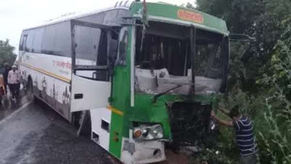 उत्तर प्रदेशात बस अपघातात १२ जणांचा मृत्यू,