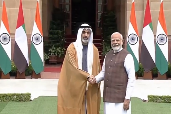 प्रधानमंत्री नरेंद्र मोदी ने नई दिल्ली में अबू धाबी के क्राउन प्रिंस शेख खालिद-बिन-मोहम्मद-बिन-जायद-अल-नाहयान से बातचीत की