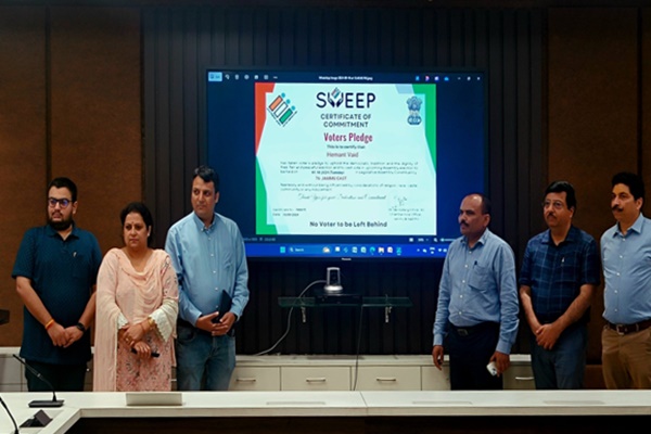 جموں و کشمیر میں اعلیٰ انتخابی افسر کے دفتر نے جموں و کشمیر اسمبلی انتخابات سے قبل ایک ووٹرس Pledge مہم کا آغاز کیا ہے، جس کا مقصد مرکز کے زیرِ انتظام علاقے میں ووٹنگ میں اضافہ کرنا ہے۔