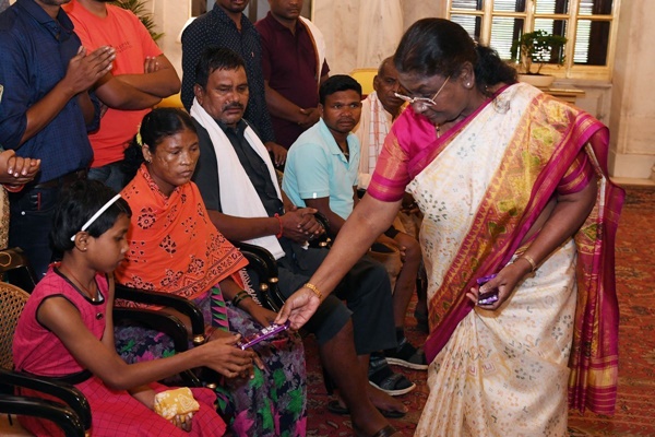 President Murmu meets victims of Maoist violence from Bastar region of Chhattisgarh