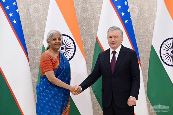 एशियन इंफ्रास्ट्रक्चर इन्वेस्टमेंट बँकेच्या ९व्या वार्षिक बैठकीच्या पार्श्वभूमीवर अर्थमंत्र्‍यांनी घेतली उझबेकिस्तानच्या राष्ट्रपतींची भेट