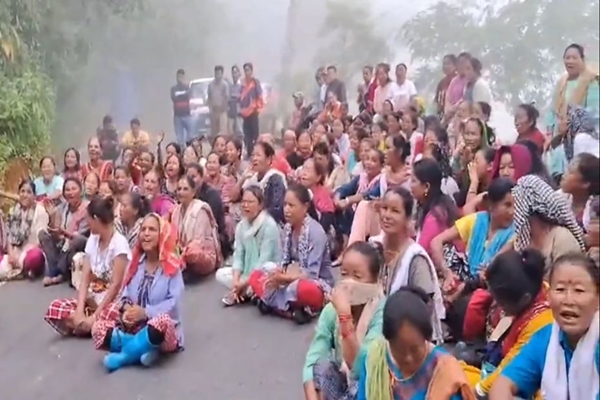 पश्चिम बंगाल के हिल एंड डोर्स क्षेत्र के कर्मचारी संघो ने 20 प्रतिशत बोनस की मांग को लेकर 12 घंटे की हड़ताल का आह्वान किया