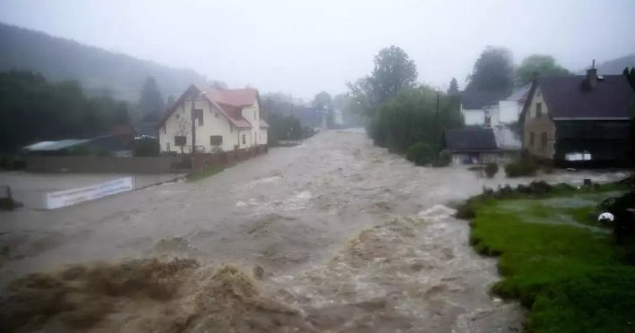 मध्य यूरोप में आई बाढ़ के कारण चेक गणराज्य, पोलैंड और ऑस्ट्रिया में मरने वालों और हताहतों की संख्या बढ़ी