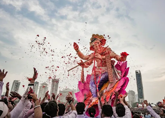 मुंबई में 10 दिनों के गणेशोत्सव का अनंत चतुर्दशी पर हुआ समापन