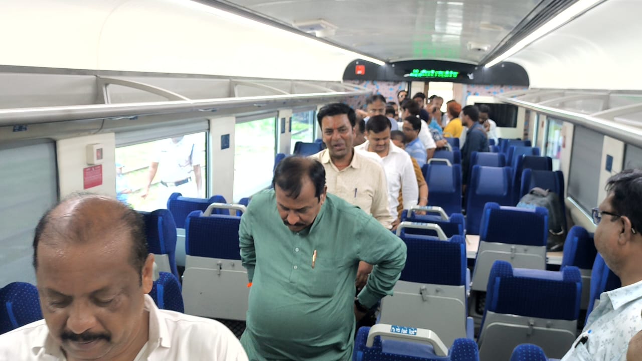 दुर्ग सांसद विजय बघेल ने दुर्ग से विशाखापट्नम के बीच चलने वाली वंदेभारत एक्सप्रेस के शुरू होने के पहले दुर्ग स्टेशन पहुंचकर ट्रेन का निरीक्षण किया