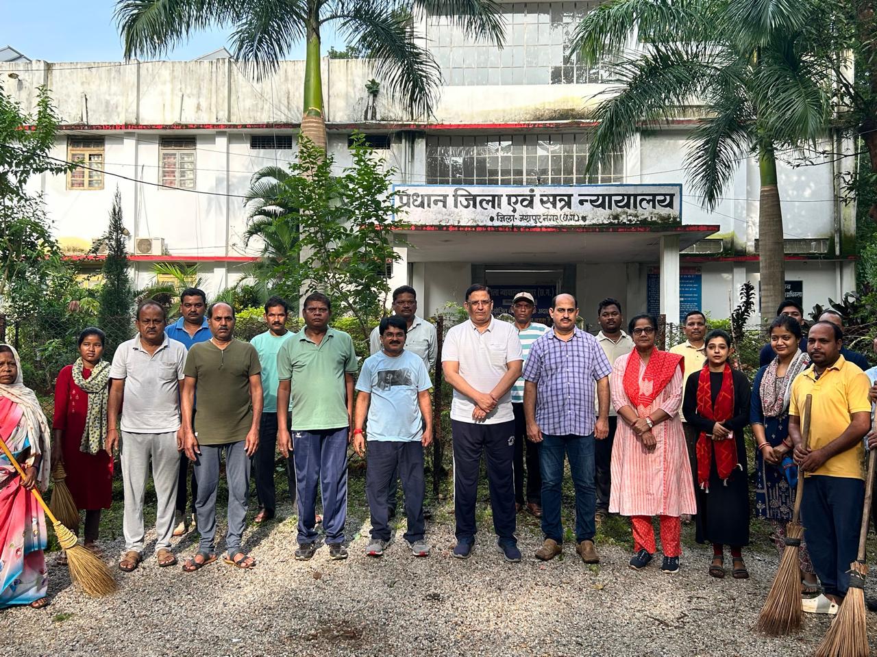 स्वच्छता अभियान के तहत जशपुर सत्र न्यायालय परिसर में प्रधान जिला न्यायाधीश और कर्मचारियों ने मिलकर साफ-सफाई की