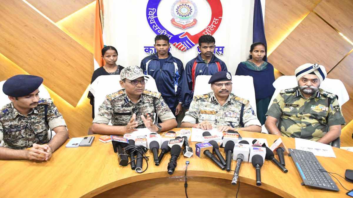 छत्तीसगढ़ के कांकेर जिले में चार माओवादियों ने आत्मसमर्पण किया