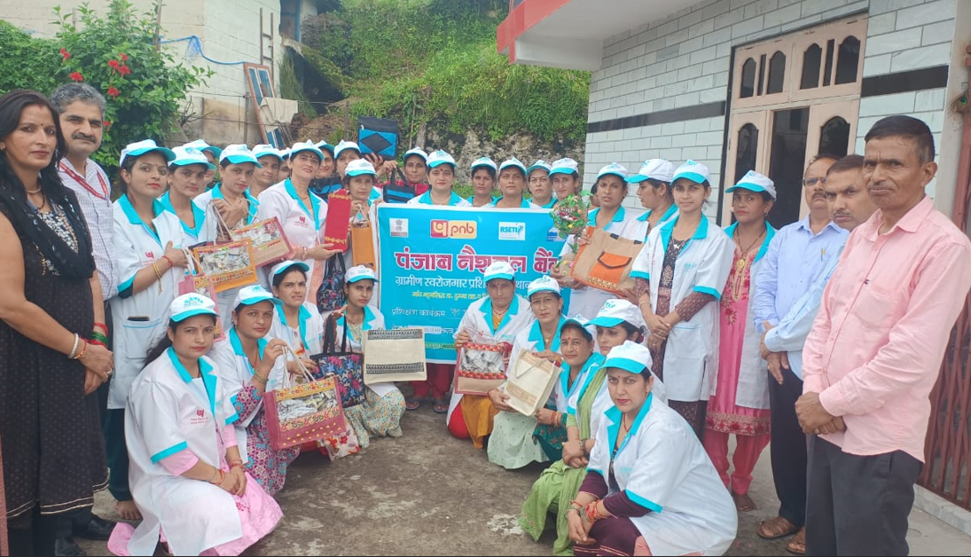 आरसेटी-हमीरपुर की ओर से तहसील टौणीदेवी में आयोजित महिला उद्यमी प्रशिक्षण शिविर मंगलवार को संपन्न