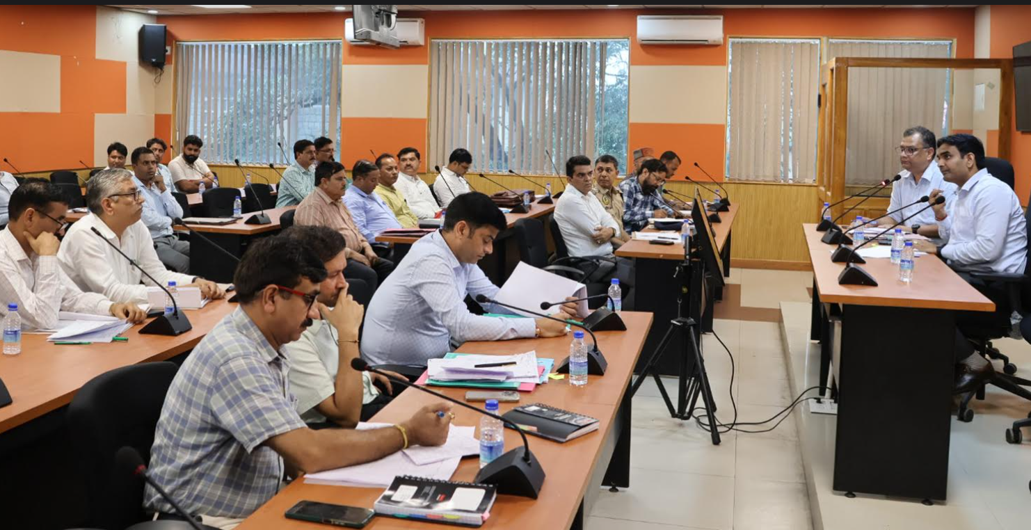 उपायुक्त हेमराज बैरवा ने वन अधिकार अधिनियम के तहत मंजूरी के लिए लंबित सभी कार्यों की औपचारिकताएं पूर्ण करने के निर्देश दिए