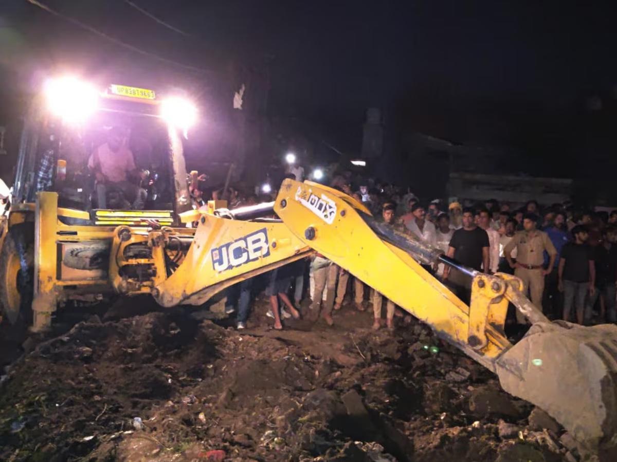 उत्तरप्रदेशातल्या फिरोजाबाद जिल्ह्यात एका फटाक्यांच्या गोदामात स्फोट