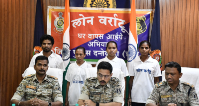 छत्तीसगढ़ के दंतेवाड़ा जिले में 1 माओवादी दंपत्ति सहित 2 अन्य महिला माओवादियों ने आत्मसमर्पण किया