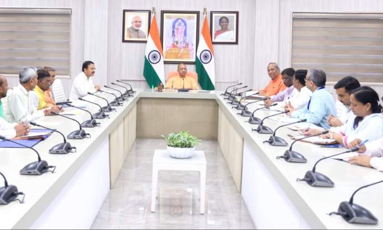 मुख्यमंत्री योगी आदित्यनाथ ने कानून व्यवस्था की समीक्षा के लिए वरिष्ठ अधिकारियों के साथ बैठक की