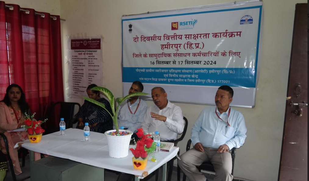 वित्तीय साक्षरता के गुर सीखेंगे वित्तीय साक्षरता सामुदायिक संसाधन कर्मचारी