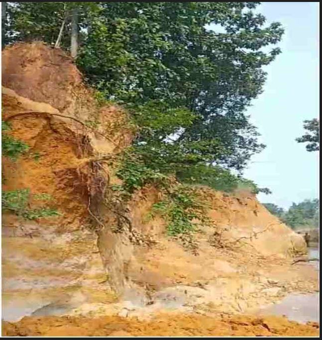 छत्तीसगढ़ के सरगुजा जिले में आज छुही खदान धंसने से दो लोगों की मौत हो गई