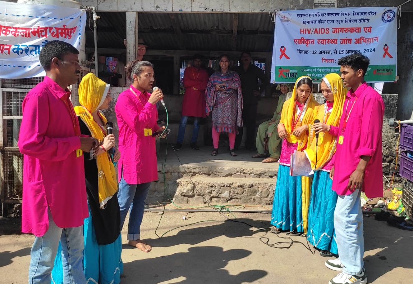 लडभड़ोल व चौंतड़ा में नुक्कड़ नाटक के माध्यम से एच.आई.वी./एड्स बारे लोगों को जागरूक किया गया