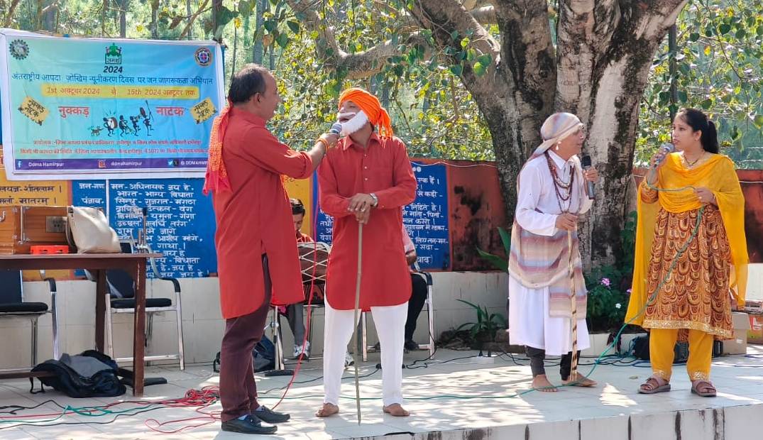 कार्यक्रम ‘समर्थ-2024’ के तहत राजकीय वरिष्ठ माध्यमिक पाठशाला लंबलू और हमीरपुर के अंतर्राज्यीय बस अड्डे पर जागरुकता कार्यक्रम आयोजित