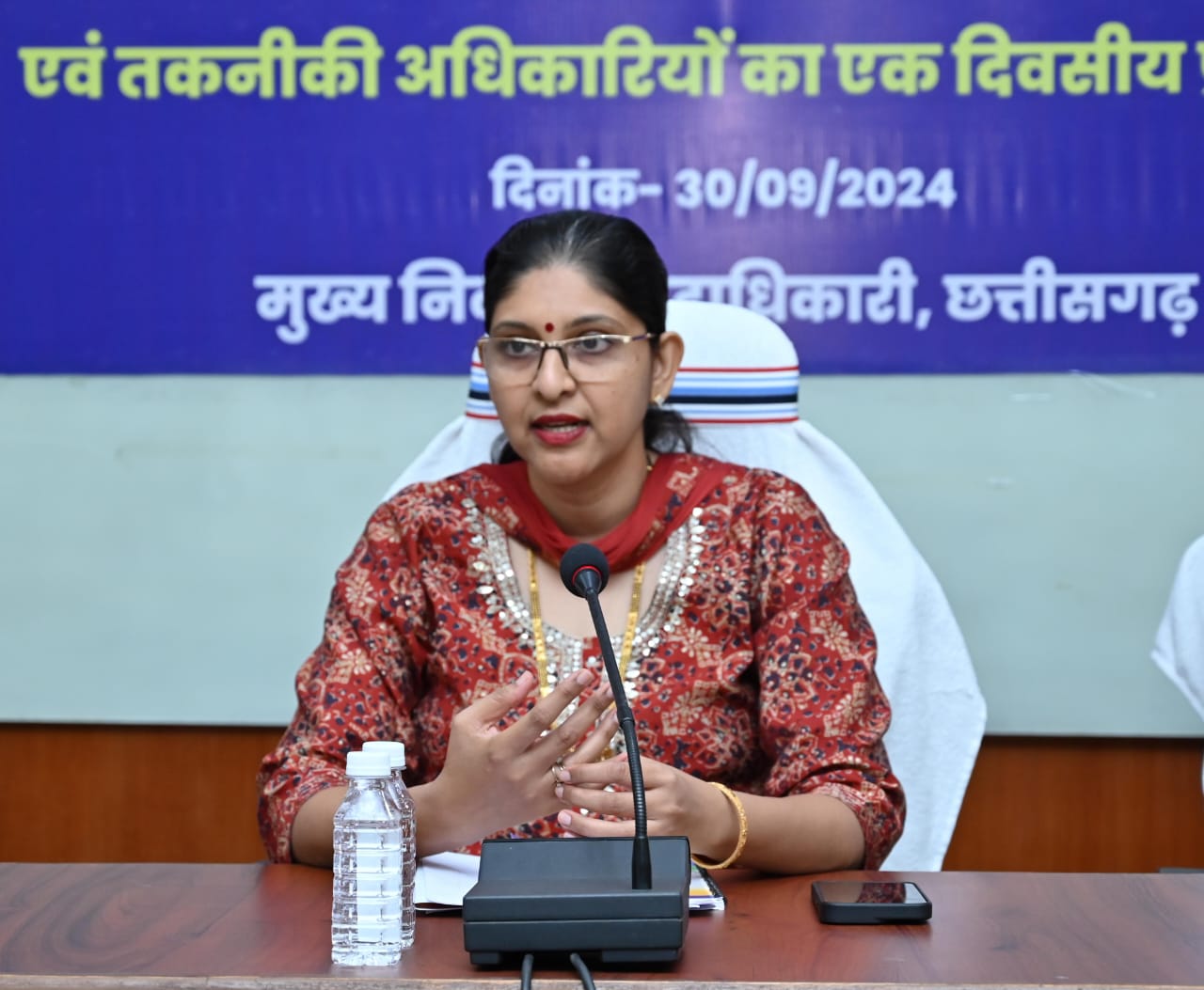 छत्तीसगढ़ की मुख्य निर्वाचन पदाधिकारी रीना बाबासाहेब कंगाले विधानसभा उप निर्वाचन के लिए आयोजित प्रशिक्षण सत्र में शामिल हुईं