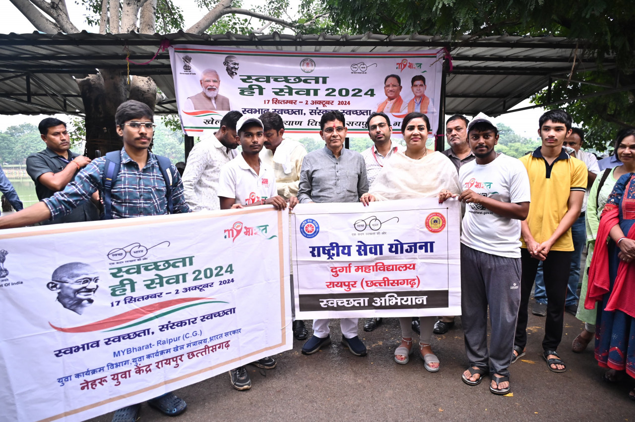 खेल और युवा कल्याण विभाग द्वारा सोमवार को रायपुर के रोहिणीपुरम सरोवर के आसपास स्वच्छता अभियान चलाया गया