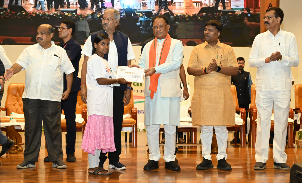 मुख्यमंत्री विष्णुदेव साय ने रायपुर के पंडित दीनदयाल उपाध्याय ऑडिटोरियम में आयोजित स्वच्छता ही सेवा कार्यक्रम में हुए शामिल