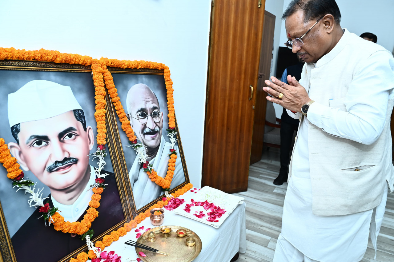 मुख्यमंत्री विष्णुदेव साय ने राष्ट्रपिता महात्मा गांधी और पूर्व प्रधानमंत्री लालबहादुर शास्त्री की जयंती पर उन्हें श्रद्धांजलि अर्पित की