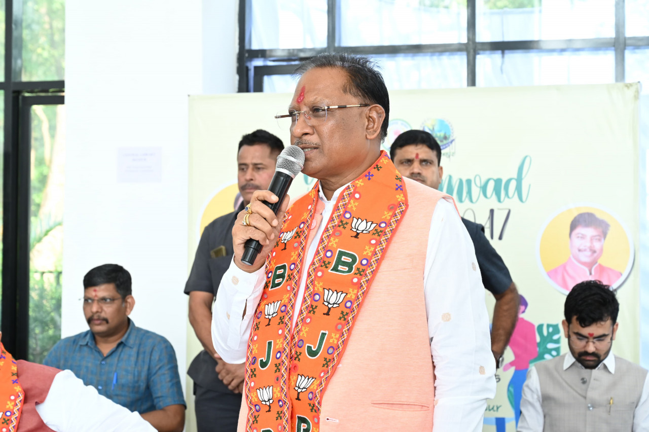 मुख्यमंत्री विष्णुसाय ने बीजापुर में आयोजित युवा संवाद कार्यक्रम में शामिल हुए