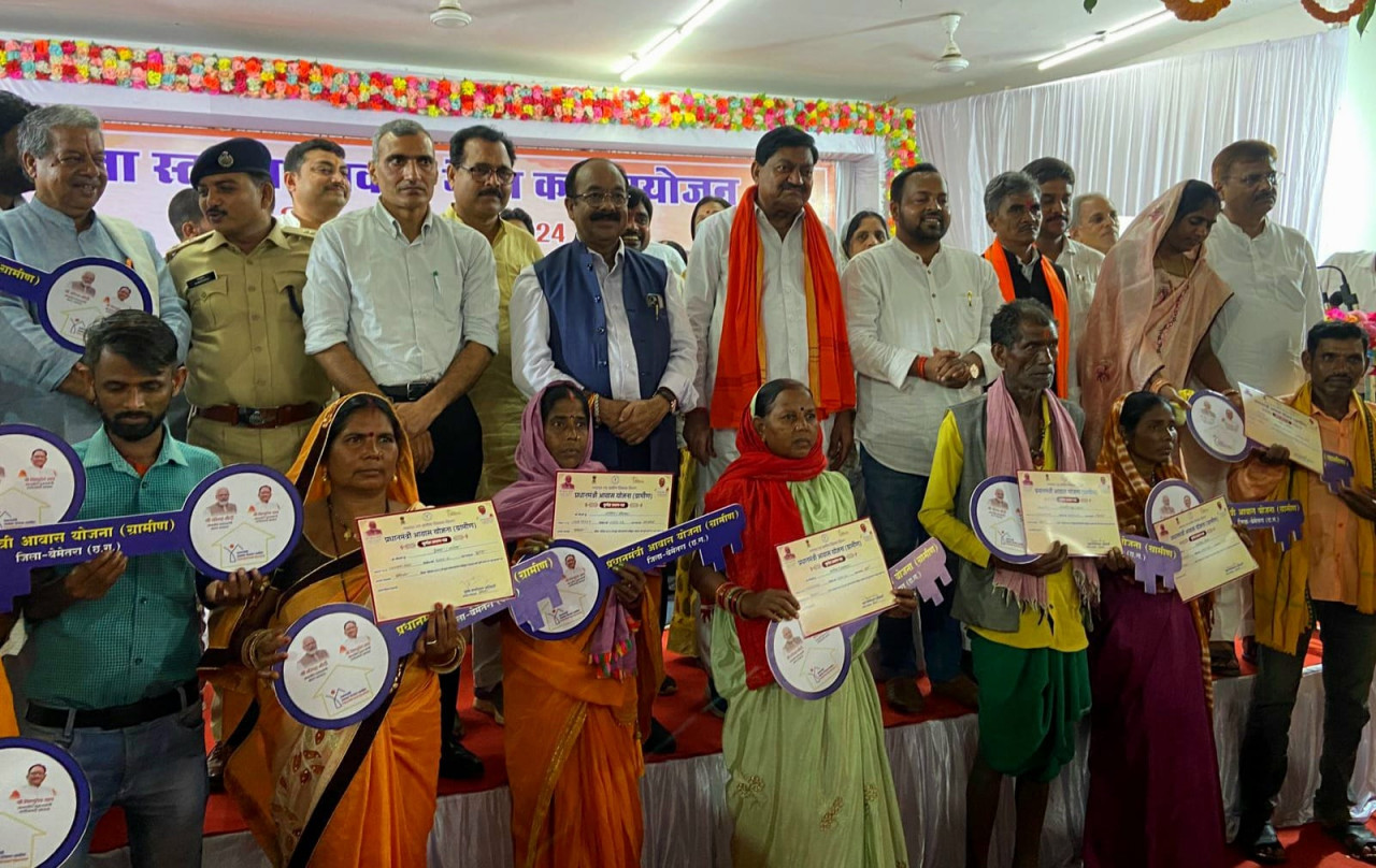 उपमुख्यमंत्री अरुण साव प्रधानमंत्री आवास योजना-ग्रामीण के तहत आयोजित आवास मेले में शामिल हुए
