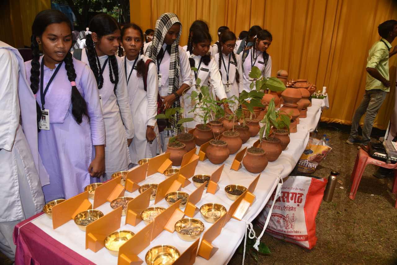 छत्तीसगढ़ : धमतरी जिले के सिंगपुर गावं में आयुष विभाग द्वारा आयुष रसशाला-बूटीगढ़ की स्थापना की गई