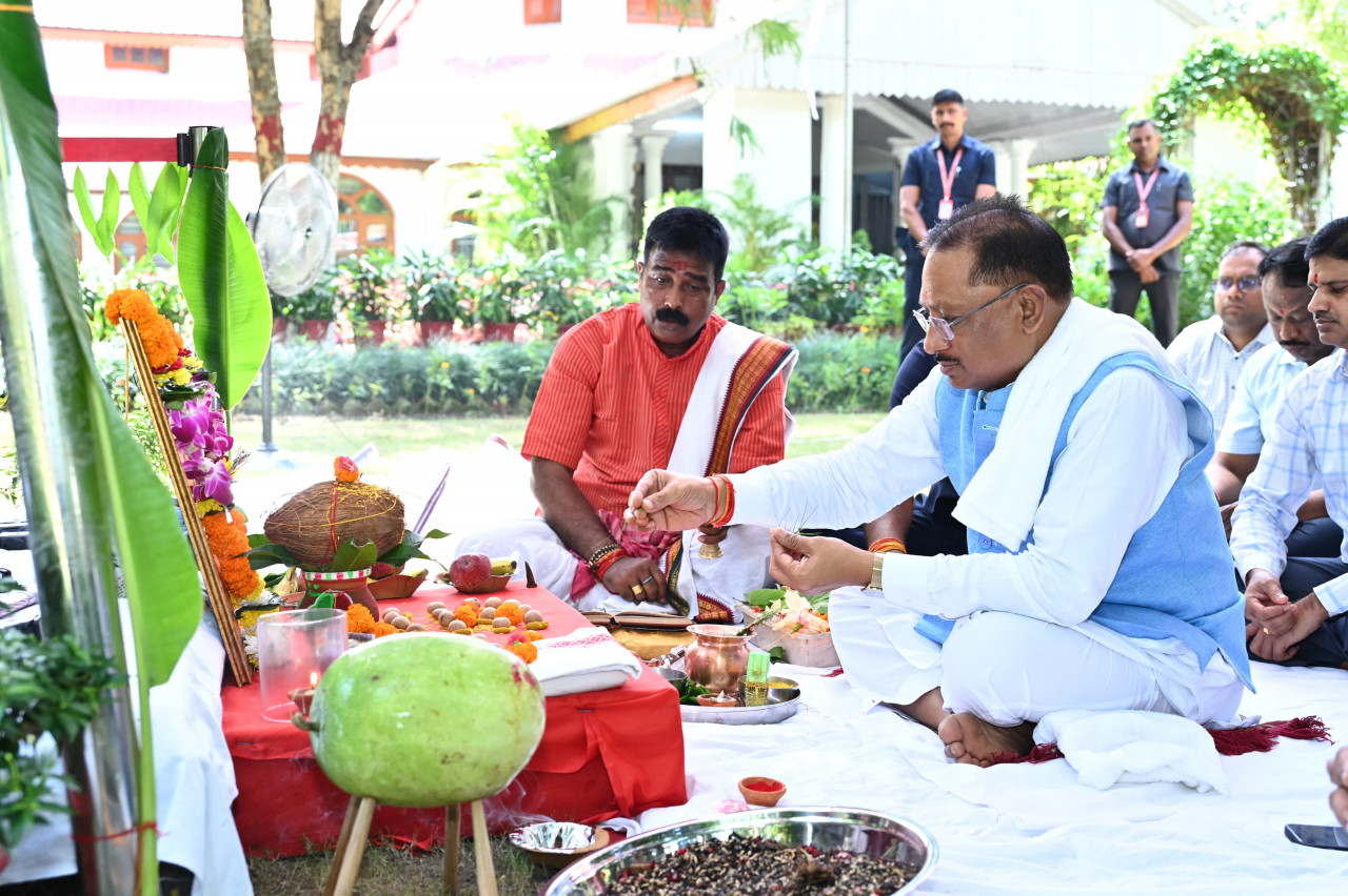 ख्यमंत्री विष्णुदेव साय रायपुर स्थित अपने निवास कार्यालय में आयोजित शस्त्र पूजन में शामिल हुए