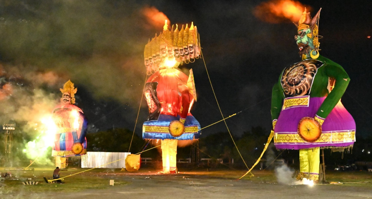 मुख्यमंत्री विष्णुदेव साय रायपुर के डब्ल्यूआरएस कॉलोनी में आयोजित दशहरा कार्यक्रम में शामिल हुए